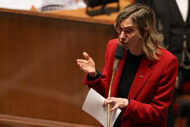 A Ministra da Transição Ecológica, Agnès Pannier-Runacher, durante uma sessão de perguntas ao governo na Assembleia Nacional, em Paris, 22 de janeiro de 2025.