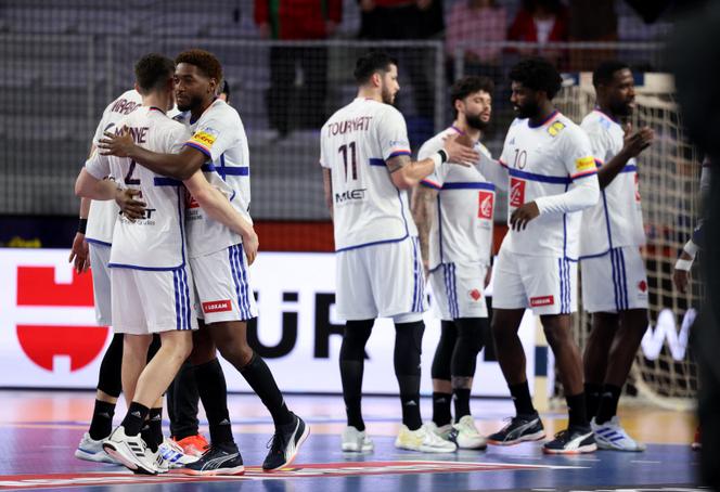 A seleção francesa comemora a vitória sobre a Holanda durante o Campeonato Mundial de Handebol em Varazdin (Croácia), no dia 23 de janeiro de 2025.