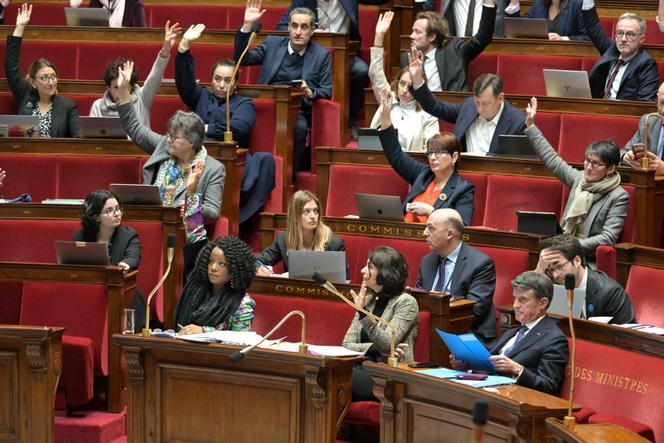 Au premier rang, la députée socialiste (Martinique) Béatrice Bellay, Aurélie Trouvé de La France insoumise et le ministre des outre-mer Manuel Valls, à l’Assemblée nationale, le 23 janvier 2025.