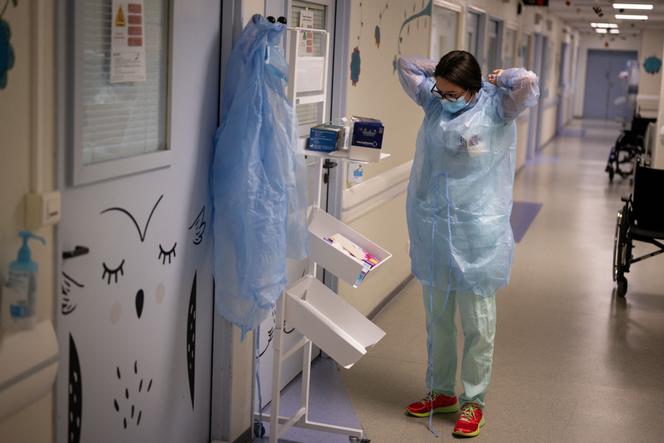 Une infirmière à l’hôpital universitaire de Strasbourg, le 6 novembre 2024.