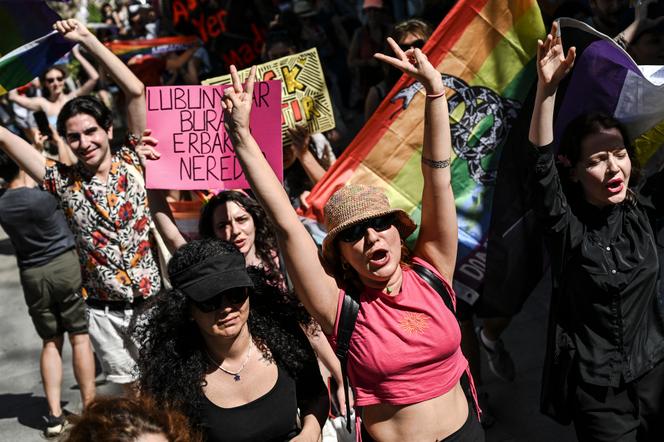 Plusieurs centaines de personnes ont brièvement participé à une marche des fiertés LGBTQ, interdite par les autorités, dans le quartier de Kadikoy, à Istanbul, le 30 juin 2024.