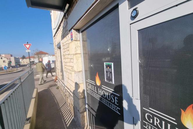 Na noite de 17 para 18 de janeiro, a fachada do restaurante Grill House foi metralhada por um rifle de assalto AK47 Kalashnikov. Em Besançon, 18 de janeiro de 2025.