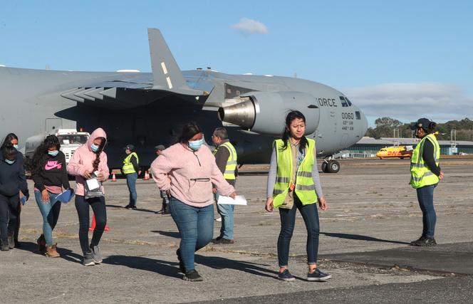 Guatemaltecos descem de avião militar americano após serem expulsos dos Estados Unidos, na base aérea da Cidade da Guatemala, em 24 de janeiro de 2025. Foto divulgada pelo Instituto de Migração da Guatemala.