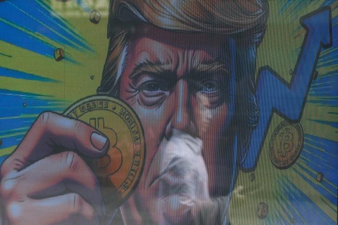 Une illustration représentant Donald Trump tenant un bitcoin à l’extérieur d’un magasin d’échange de cryptomonnaies, à Hongkong, le 5 décembre 2024.