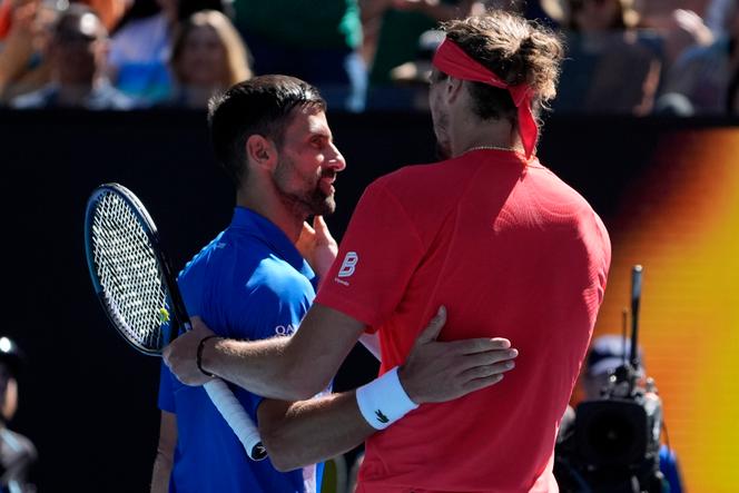 Novak Djokovic (à esquerda) e Alexander Zverev se cumprimentam após o abandono do jogador sérvio, nas meias-finais do Aberto da Austrália, em Melbourne, sexta-feira, 24 de janeiro de 2025.