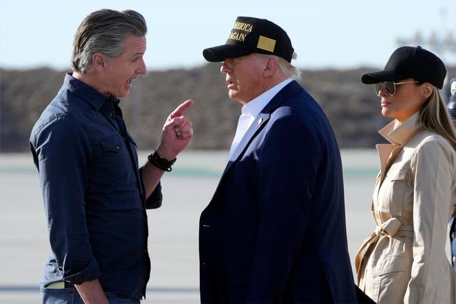Le gouverneur de Californie, Gavin Newsom (à gauche) à l’arrivée du président américain, Donald Trump, et de son épouse, à l’aéroport de Los Angeles, vendredi 24 janvier 2025.