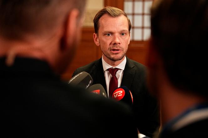 Le ministre danois de la justice, Peter Hummelgaard, s’adresse aux médias après le vote de la loi contre le traitement inapproprié des écrits importants pour les communautés religieuses, à Copenhague (Danemark), le 7 décembre 2023.