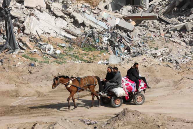 Des Palestiniens se dirigent vers le nord de la bande de Gaza, à Jabaliya, le 20 janvier 2025, un jour après l’entrée en vigueur d’un accord de cessez-le-feu dans la guerre entre Israël et le Hamas.
