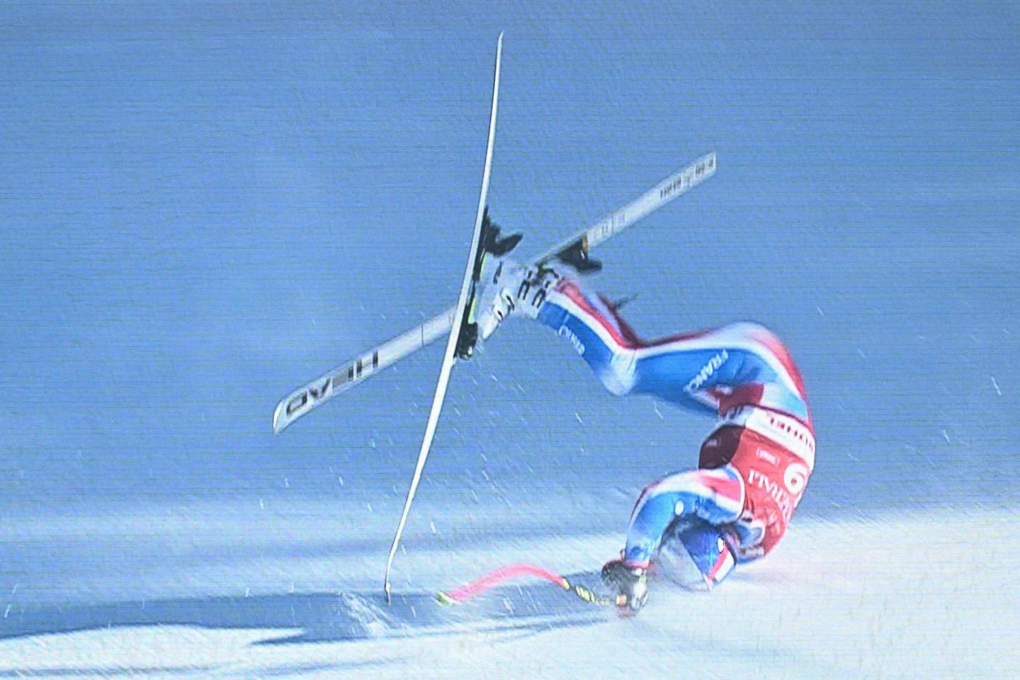 French skier Alexis Pinturault airlifted from course with knee injury
