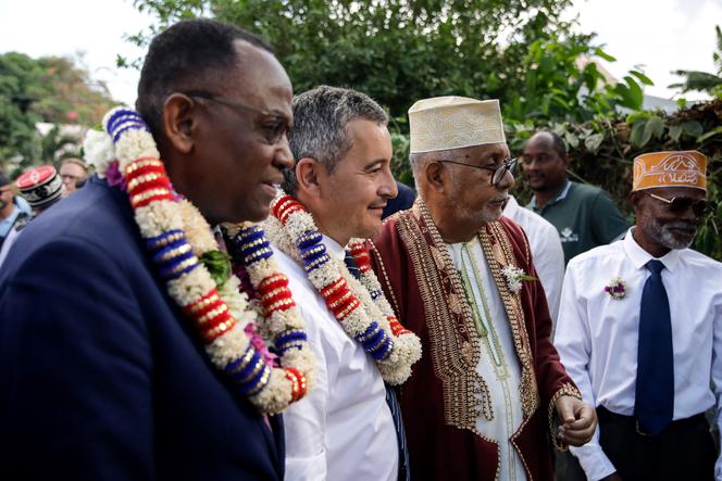 Saïd Omar Oili (à gauche), et le ministre de la justice, Gérald Darmanin (au centre), alors ministre de l’intérieur, à Mayotte, le 25 juin 2023.