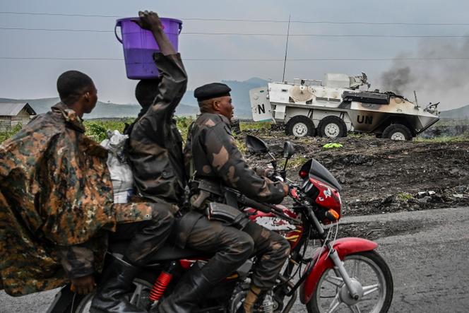 Un véhicule blindé de l’ONU brûle lors d’affrontements avec les rebelles du M23 à l’extérieur de Goma, en République démocratique du Congo, le 25 janvier 2025.