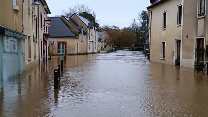 Une rue inondée à Pacé (Ille-et-Vilaine), le 25 janvier 2025. 