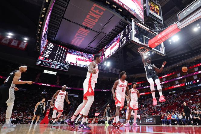 O San Antonio Spurs Sidy Cissoko Player (número 25), durante uma partida contra o Houston Rockets, em Houston (Texas), em 17 de outubro de 2024.