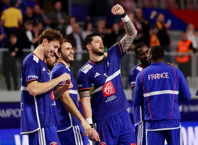 Nicolas Tournat, seu punho aumentado, após a vitória do Blues durante a rodada principal do handebol mundial, contra o norte da Macedônia, em Varazdin (Croácia), em 25 de janeiro de 2025.