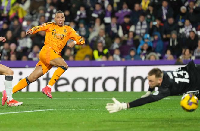 Kylian Mbappé inscrit son deuxième but, lors du match de championnat espagnol de football entre le Real Madrid et Valladolid, à Valladolid (Espagne), le 25 janvier 2025.