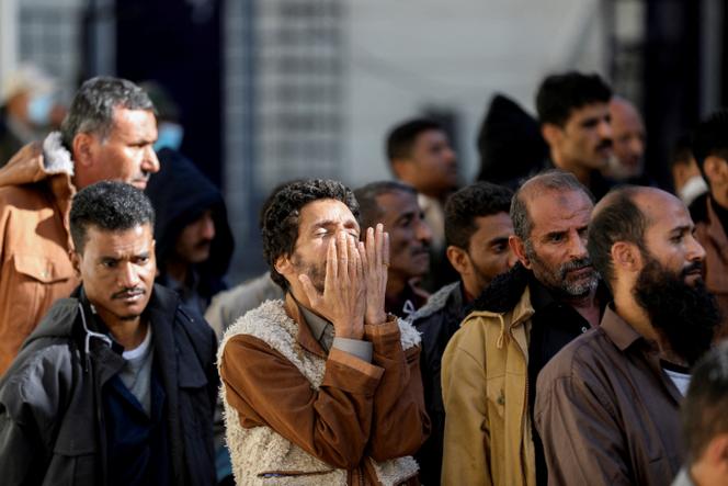Des prisonniers des rebelles houthistes attendent d’être libérés, à Sanaa, au Yémen, le 25 janvier 2025. 