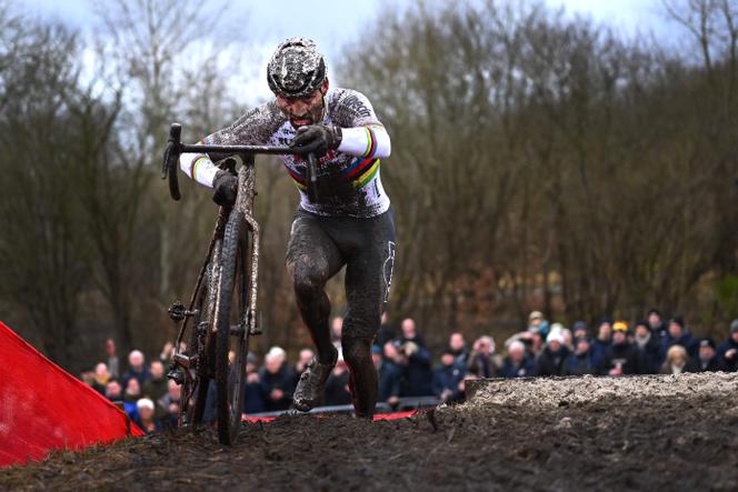 O holandês Mathieu van der Poel durante a etapa de Maasmechelen (Bélgica) da Copa do Mundo de Ciclocross, em 25 de janeiro de 2025.