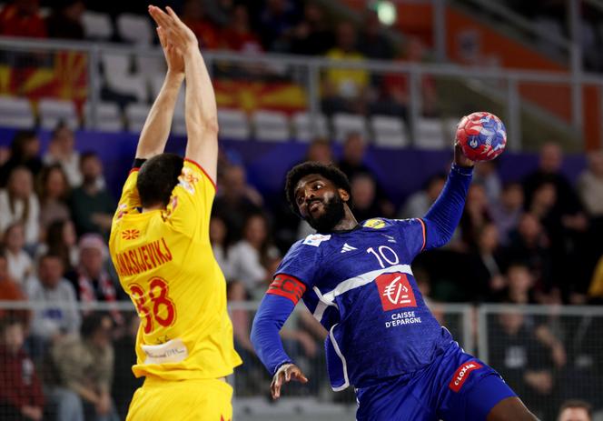 Pela primeira vez como capitão da seleção francesa de handebol, Dika Mem levou os Blues à vitória, no sábado, 25 de janeiro de 2025, contra a Macedônia do Norte, durante a Copa do Mundo.