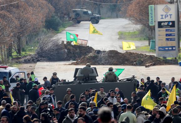 Des Libanais brandissent des drapeaux du Hezbollah alors qu’ils se rassemblent à Bourj El-Moulouk, près de Kfar Kila, dans le sud du Liban, le 26 janvier 2025.