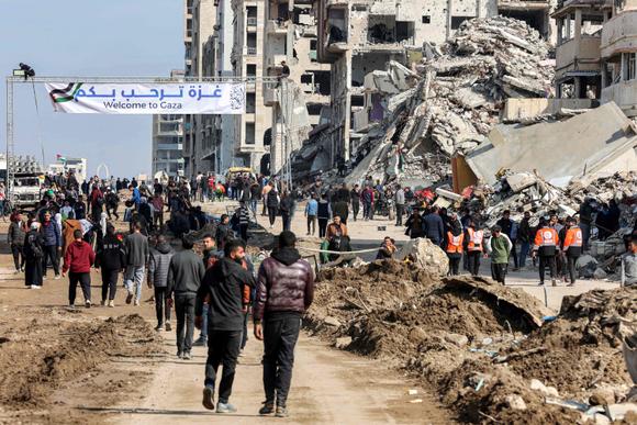 Dans la bande de Gaza, sur la route côtière Al-Rachid, le 26 janvier 2025. Cet axe, qui permet de joindre le nord de l’enclave à partir du Sud, est bloqué en attendant la libération de l’otage israélienne Arbel Yehoud.