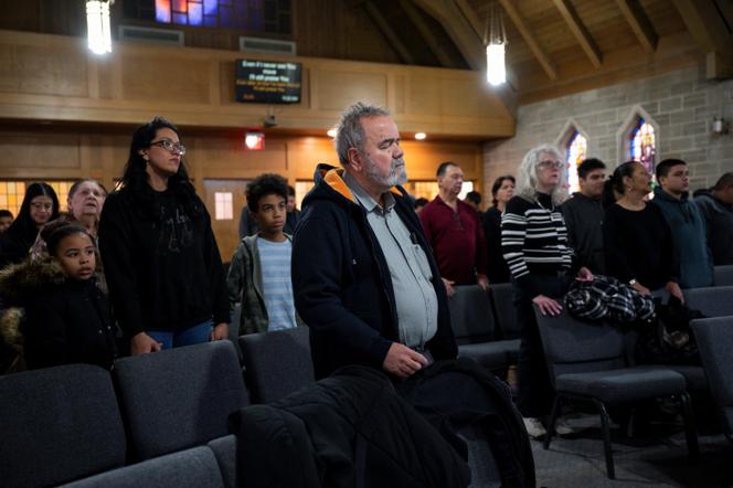 Adoradores se reúnem durante um culto na Starting Point Community Church em Chicago, Illinois, em 26 de janeiro de 2025, que apoia migrantes.