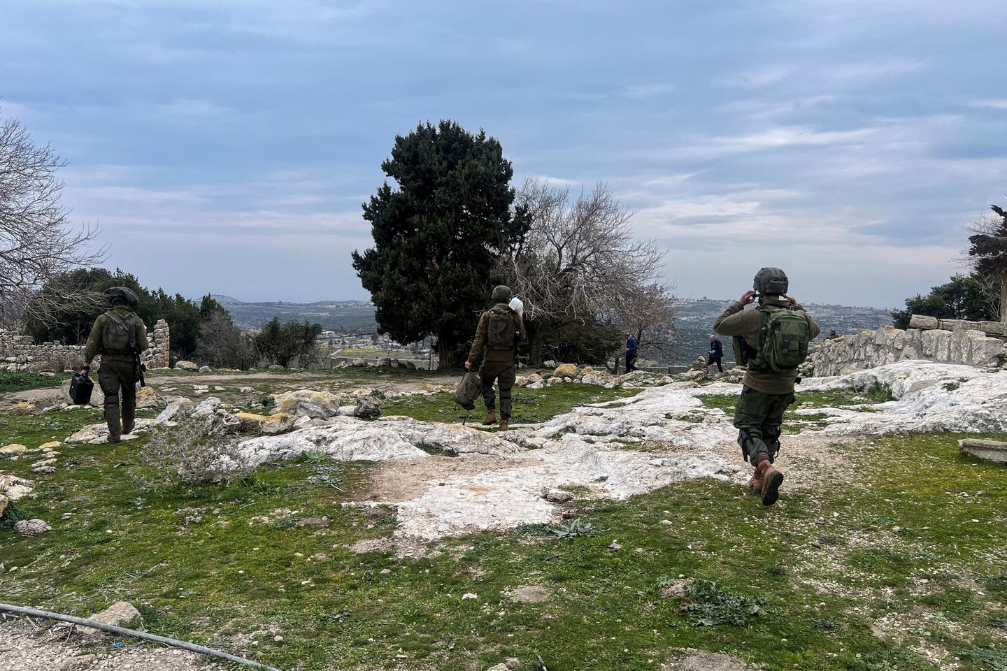 Israeli army kills 22 people in south Lebanon on day of withdrawal deadline