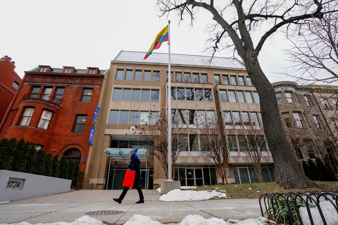 Une passante devant l’ambassade de Colombie à Washington, le 26 janvier 2025.