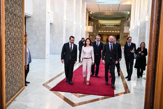 Le ministre français des affaires étrangères, Jean-Noël Barrot (à droite), et la ministre allemande des affaires étrangères, Annalena Baerbock (au milieu ), et Assad Hassan Al-Chibani, ministre des affaires étrangères du gouvernement intérimaire syrien (à gauche) en sortant de palais présidentiel à Damas le 3 janvier 2025. 