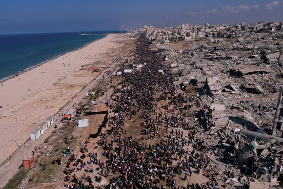 Des Palestiniens déplacés retournent chez eux, dans le nord de la bande de Gaza, le lundi 27 janvier 2025.