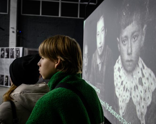 Des visiteurs à l’exposition d’Edward Serotta, de la Fondation Centropa « Un siècle judéo-ukrainien » Images et récits des années 1920 à 2024 au Centre de commémoration de l'Holocauste de Babi Yar. Kiev, le 26 janvier 2025.