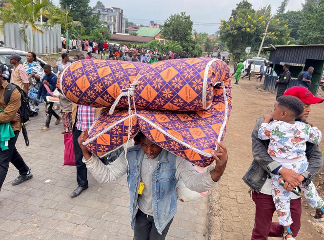 Des personnes fuient la ville de Goma, dans l’est de la RDC, suite aux combats entre les rebelles du M23 et l’armée congolaise, à Gisenyi, au Rwanda, le 27 janvier 2025.