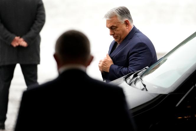 Viktor Orban, premier ministre hongrois, est accueilli par Robert Fico, son homologue slovaque, lors de leur rencontre à Bratislava, en Slovaquie, le 21 janvier 2025.