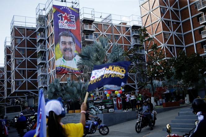 Une affiche à l’effigie du président vénézuélien, Nicolas Maduro, deux jours avant le début officiel de son troisième mandat, à Caracas, le 8 janvier 2025. 