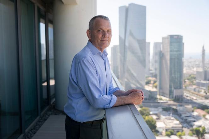 Liam Schwartz, chefe do departamento, especializado em assistência na obtenção de vistos no escritório de advocacia Goldfarb Gross Seligman, um dos mais importantes de Israel, no 37º andar de uma das torres de Azrieli que domina o centro de Tel Aviv, 11 de julho, 2024. O gabinete trabalha principalmente em dois destinos, os Estados Unidos e a Grécia.