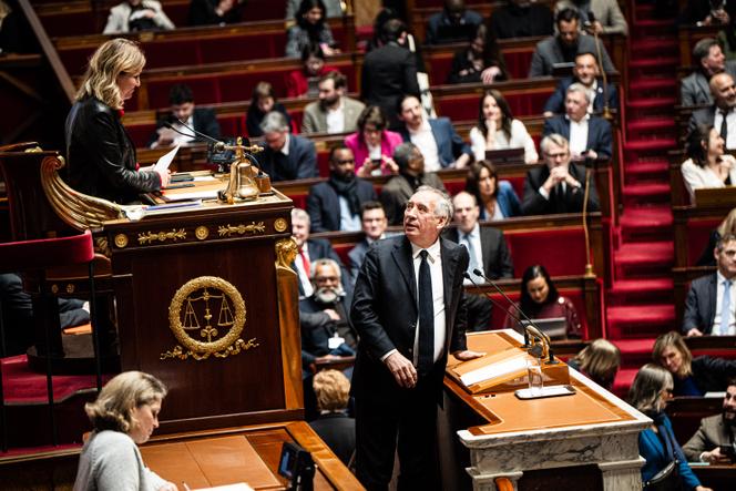 Le premier ministre, François Bayrou, regarde la présidente de l'Assemblée nationale, Yaël Braun-Pivet en montant à la tribune pour sa déclaration de politique générale à l’Assemblée nationale, à Paris, le 14 janvier 2025.