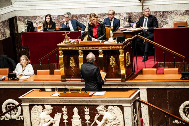 Le premier ministre, François Bayrou en discussion avec la présidente de l'Assemblée nationale, Yaël Braun-Pivet, à l’Assemblée, le 14 janvier 2025.