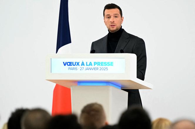 Le président du parti d’extrême droite français, le Rassemblement national, et principal eurodéputé, Jordan Bardella, prononce un discours de vœux pour la nouvelle année à la Maison de la chimie, un centre de conférence international à Paris, le 27 janvier 2025. 
