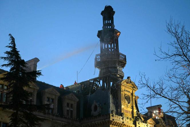 Os bombeiros intervêm para extinguir o incêndio que acendeu o Campanile da prefeitura do 12º arrondissement, em 27 de janeiro de 2025.