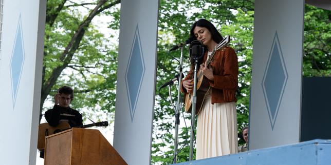 Dans « Un parfait inconnu », Monica Barbaro dans les pas de Joan Baez