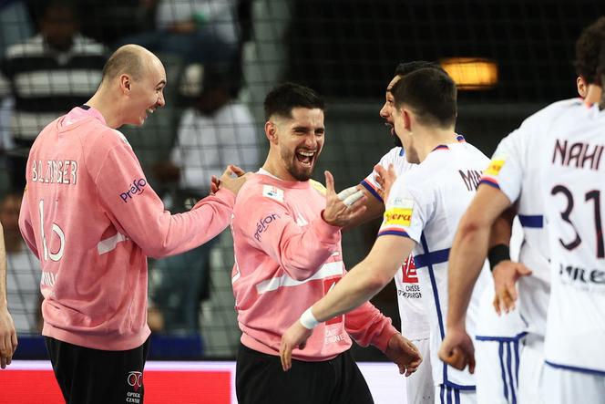 Les gardiens français Charles Bolzinger (à gauche, en rose) et Remi Desbonnet (au centre, en rose) se congratulent après le succès des Bleus face à l’Egypte lors du Mondial, le 28&nbsp;janvier 2025. 