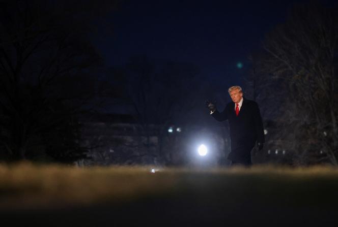 O presidente americano, Donald Trump, em seu retorno da Flórida à Casa Branca, em Washington, em 27 de janeiro de 2025. 