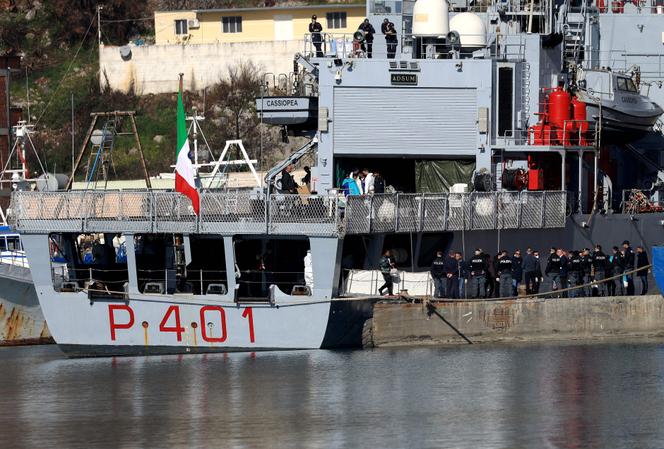 Des migrants, interceptés dans les eaux italiennes, débarquent après l’arrivée d’un navire transportant 49 migrants dans le port de Shëngjin, en Albanie, le 28 janvier 2025.  