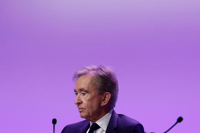 Le dirigeant du conglomérat de luxe LVMH Bernard Arnault présente les résultats annuels 2024 du groupe à Paris, le 28 janvier 2025.