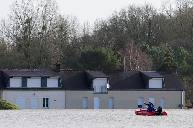 Des gendarmes patrouillant à Bruz, près de Rennes, mardi 28 janvier, alors que l’Ille-et-Vilaine est toujours placée en vigilance rouge. 