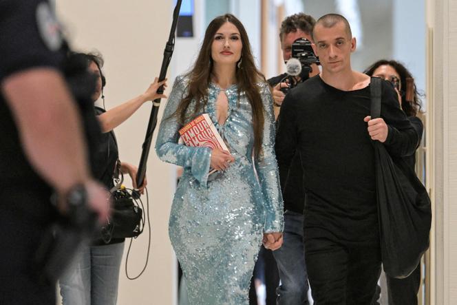 Alexandra de Taddeo et son compagnon d’alors, l’artiste russe Piotr Pavlenski, arrivent à leur procès, jugés pour avoir fait fuiter des vidéos intimes de l’ancien porte-parole du gouvernement, Benjamin Griveaux, à Paris, le 28 juin 2023.