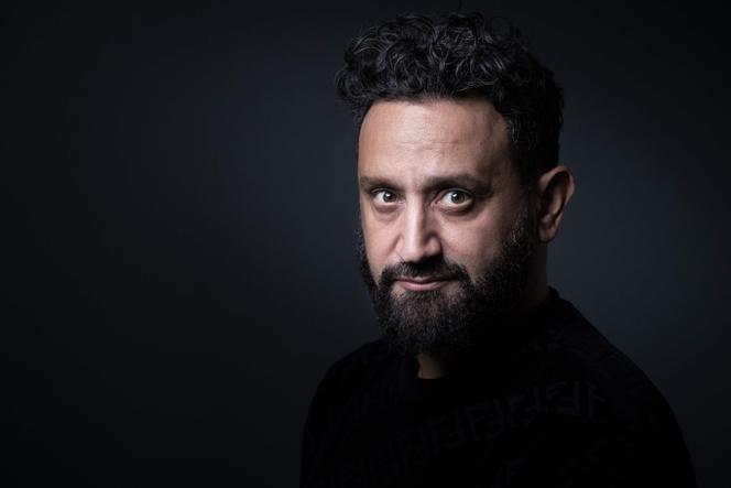 L'hôte Cyril Hanouna pose lors d'une séance photo, à Paris, le 30 septembre 2021.
