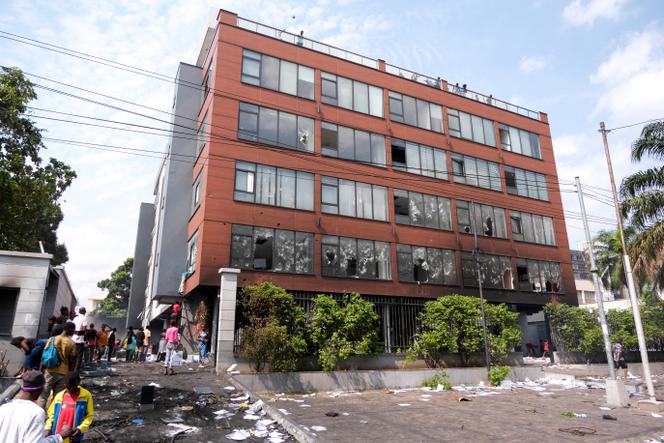 Le bâtiment abritant l’ambassade rwandaise a été pillé par des manifestants, à Kinshasa, le 28 janvier 2025.