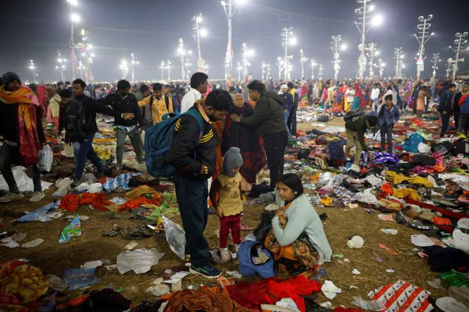Des fidèles se tiennent debout après une bousculade meurtrière, lors de la « Kumbh Mela » ou festival de la cruche, à Prayagraj,en Inde, le 29 janvier 2025.  