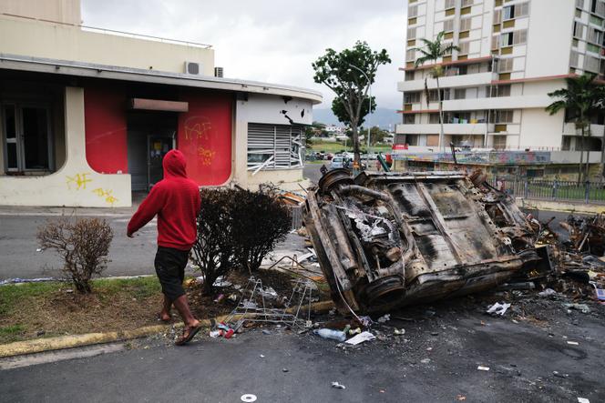 Un véhicule brûlé lors d’un barrage routier indépendantiste dans le quartier de Magenta Tours, à Nouméa, le 22 mai 2024.
