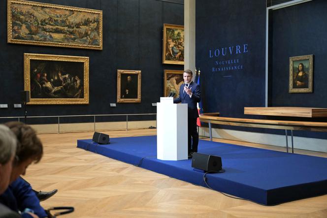 Le président français, Emmanuel Macron, prononce un discours pour annoncer une refonte de plusieurs années et des investissements à long terme pour moderniser le musée du Louvre, avant 